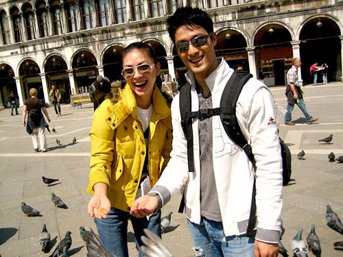 Jonny Trí Nguyễn chia sẻ những cảm nhận của anh về Ngô Thanh Vân trên một trang báo: "Đả nữ là vây, 'ngoan cường đàn ông' là vậy, nhưng Vân vẫn rất ơi là nữ tính. Cô ấy rất chi là thích hoa vàng. Mỗi lầ tới thăm nhà tôi đều thấy Vân trưng hoa vàng, để nến thơm rất ư là lãng mạn. Trong văn phòng cũng vậy, luôn có hoa và những vật trang trí nho nhỏ màu vàng".