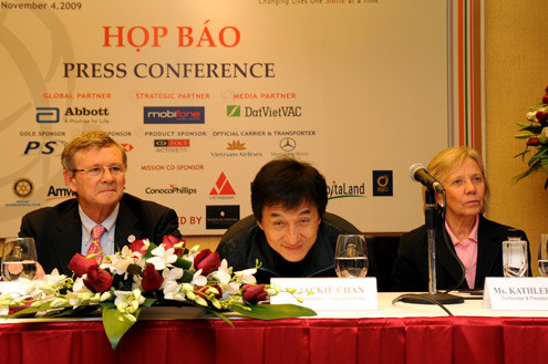 Buổi chiều cùng ngày, Jackie Chan có buổi họp báo, trả lời phóng vấn, giao lưu với phóng viên. Ngôi sao điện ảnh Trung Hoa thành thật chia sẻ: "Tôi không thích làm anh hùng trên màn ảnh vì phải tham gia các cảnh chém giết, đánh nhau.Tuy nhiên ngoài đời tôi sẵn sàng cứu người, đưa người bị thương đến bệnh viện". (Ảnh: Ngôi sao) Buổi chiều cùng ngày, Jackie Chan có buổi họp báo, trả lời phóng vấn, giao lưu với phóng viên. Ngôi sao điện ảnh Trung Hoa thành thật chia sẻ: "Tôi không thích làm anh hùng trên màn ảnh vì phải tham gia các cảnh chém giết, đánh nhau.Tuy nhiên ngoài đời tôi sẵn sàng cứu người, đưa người bị thương đến bệnh viện". (Ảnh: Ngôi sao)