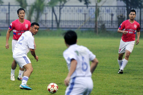 Quyền Linh chia sẻ anh rất yêu bóng đá, thích chơi bóng đá và thích vừa xem bóng đá vừa la hét, hò reo cùng bạn bè thân thiết. ( Ảnh: Vnexpress)