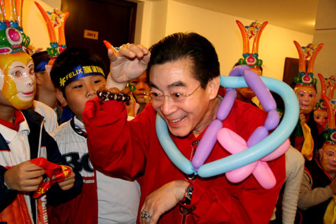 'Tôn Ngộ Không' gần gũi với trẻ nhỏ Việt Nam. Ảnh: Văn Trinh