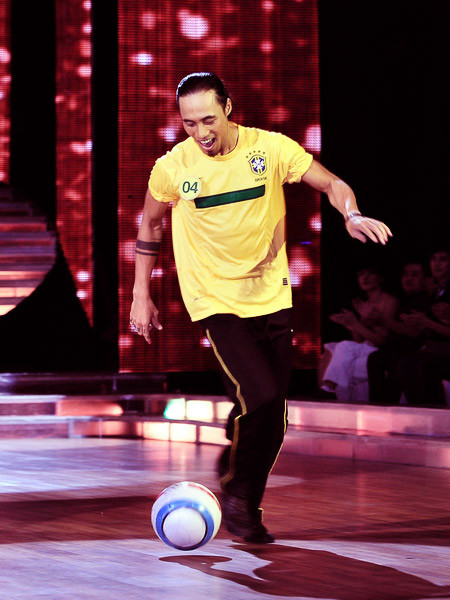 Và có lẽ vì quá đam mê môn thể thao vua nên Anh Khoa còn mang cả trái bóng tròn lên cả sân khấu Bước nhảy hoàn vũ. (Ảnh: Lý Võ Phú Hưng)