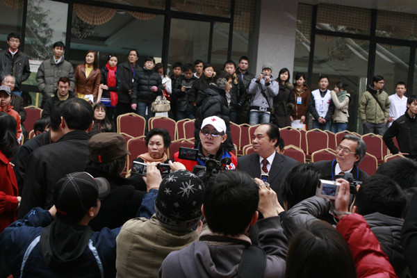 Lý Liên Kiệt cho biết anh rất vui, hạnh phúc khi được đặt chân đến mảnh đất hình chữ S. Anh hy vọng rằng các bạn trẻ sẽ tích cực tham gia các hoạt động hiến máu tình nguyện giúp ích cho xã hội. (Ảnh: Thể thao văn hóa) Lý Liên Kiệt cho biết anh rất vui, hạnh phúc khi được đặt chân đến mảnh đất hình chữ S. Anh hy vọng rằng các bạn trẻ sẽ tích cực tham gia các hoạt động hiến máu tình nguyện giúp ích cho xã hội. (Ảnh: Thể thao văn hóa)