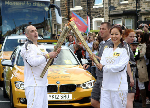 Ngô Phương Lan và Lê Quang Liêm là 2 trong số 100 nhân vật tiêu biểu của các quốc gia vinh dự nhận được lời mời tham dự lễ rước đuốc tôn vinh Olympic London 2012. (Theo GDVN)