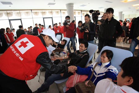 Ngôi sao Hoàng Phi Hồng gặp gỡ, bắt tay, động viên từng bạn đang hiến máu. (Ảnh: Dân Việt) Ngôi sao Hoàng Phi Hồng gặp gỡ, bắt tay, động viên từng bạn đang hiến máu. (Ảnh: Dân Việt)