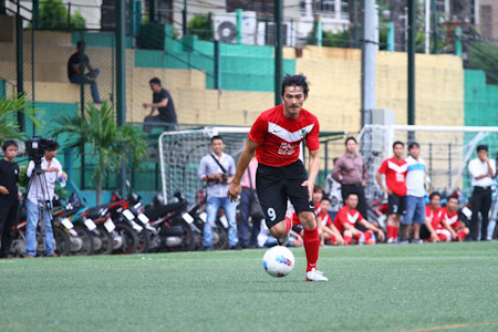 Quách Ngọc Ngoan không chỉ hát hay, diễn giỏi mà chơi bóng cũng rất cừ. (Ảnh: Dân Trí)