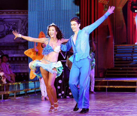 Tuy nhiên, với những trang phục "mát mắt" này, Anh Thư phải nhận phản hồi không tốt từ phía khán giả. Nhiều người cho rằng Anh Thư ăn mặc phản cảm, khoe da thịt nhiều hơn khiêu vũ, rằng Anh Thư ăn mặc không phù hợp với một chương trình được phát sóng trên đài truyền hình quốc gia. Tuy nhiên, với những trang phục "mát mắt" này, Anh Thư phải nhận phản hồi không tốt từ phía khán giả. Nhiều người cho rằng Anh Thư ăn mặc phản cảm, khoe da thịt nhiều hơn khiêu vũ, rằng Anh Thư ăn mặc không phù hợp với một chương trình được phát sóng trên đài truyền hình quốc gia.