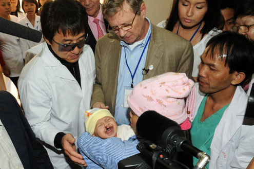 Thành Long quan tâm, hỏi han từng em nhỏ. (Ảnh: Hoàng Hà) Thành Long quan tâm, hỏi han từng em nhỏ. (Ảnh: Hoàng Hà)