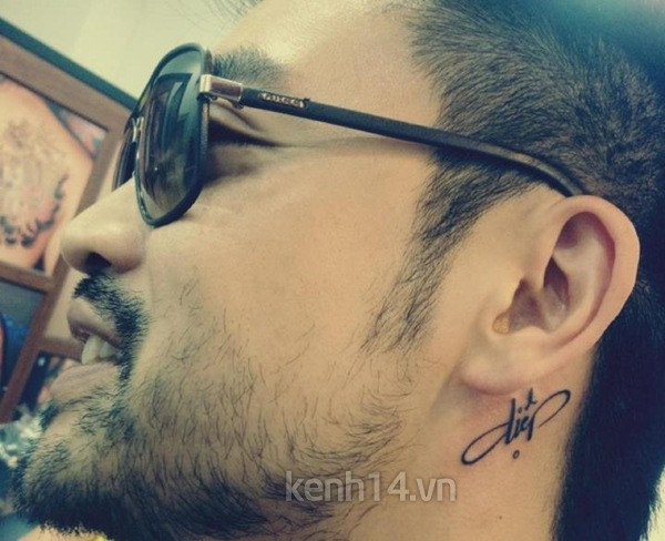 Mới đây, trong một bức ảnh với góc chụp nghiêng, bạn trai tin đồn của Đinh Ngọc Diệp để lộ hình xăm tên cô khiến nhiều người càng tin rằng cặp đôi này đang hẹn hò.