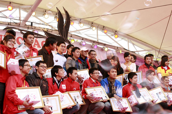 Lý Liên Kiệt đã trao tặng các phần quà cho 40 tình nguyện viên tiêu biểu của phong trào hiến máu nhân đạo. (Ảnh: Thể thao văn hóa) Lý Liên Kiệt đã trao tặng các phần quà cho 40 tình nguyện viên tiêu biểu của phong trào hiến máu nhân đạo. (Ảnh: Thể thao văn hóa)