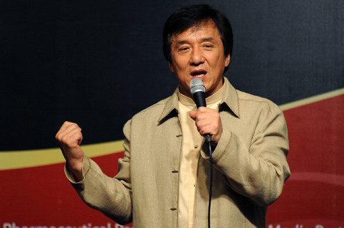 Ngày hôm sau, Thành Long còn đến thăm các em nhỏ sứt môi, hở hàm ếch, các bệnh nhân bị bỏng tại một số bệnh viện, trung tâm y tế trước khi kết thúc hành trình từ thiện ở Việt Nam. (Ảnh:VNE) Ngày hôm sau, Thành Long còn đến thăm các em nhỏ sứt môi, hở hàm ếch, các bệnh nhân bị bỏng tại một số bệnh viện, trung tâm y tế trước khi kết thúc hành trình từ thiện ở Việt Nam. (Ảnh:VNE)