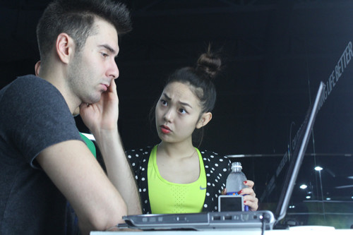 Minh Hằng: Anh bị đau răng ah?