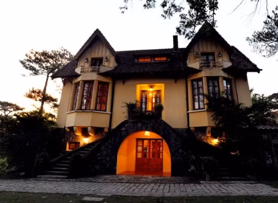 Địa điểm thử giọng Vietnam Idol tại Đà Lạt là một khách sạn 5 sao rất lãng mạn. (Theo Ione)