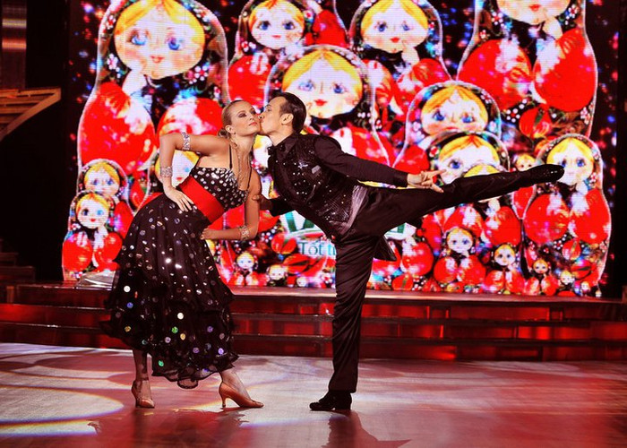 Nguyên Vũ: Cho anh hôn một cái về nhà đừng mách mẹ em nhé.