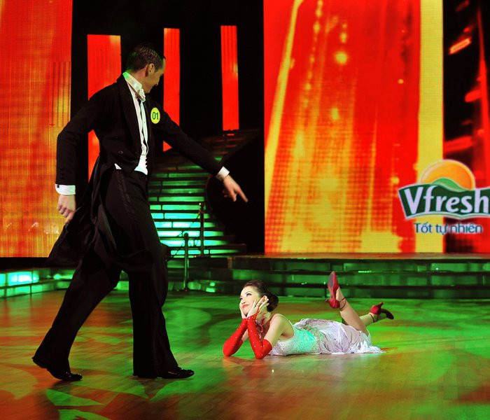 Đứng dậy ngay! - Không đứng! - Không đứng thì... nằm đấy nhé em!.