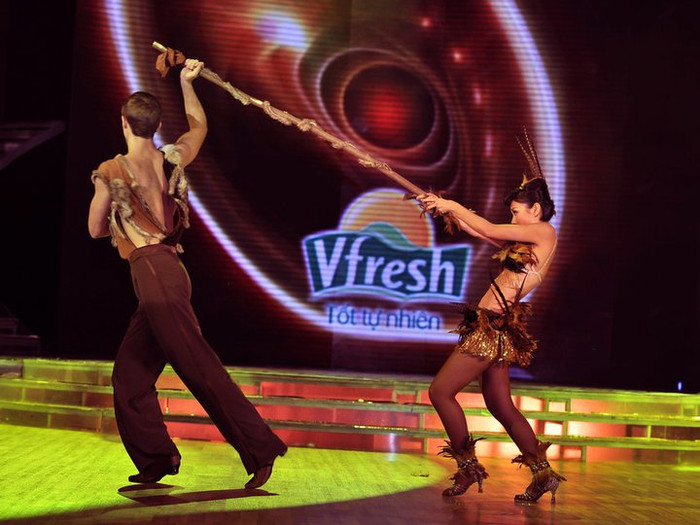 Thu Minh: Mình mà lấy được cái gậy này thì chết với mình. Thu Minh: Mình mà lấy được cái gậy này thì chết với mình.