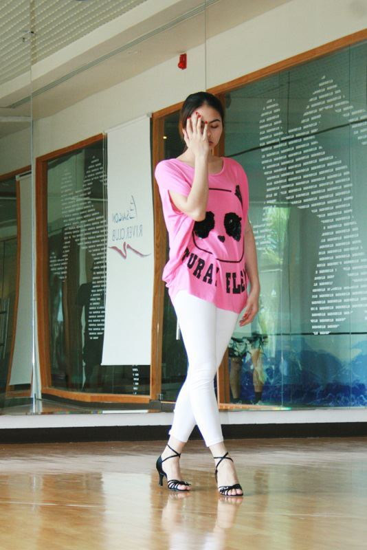 Vân Trang: Ước gì có cái giường ở đây nhỉ, buồn ngủ quá! Vân Trang: Ước gì có cái giường ở đây nhỉ, buồn ngủ quá!