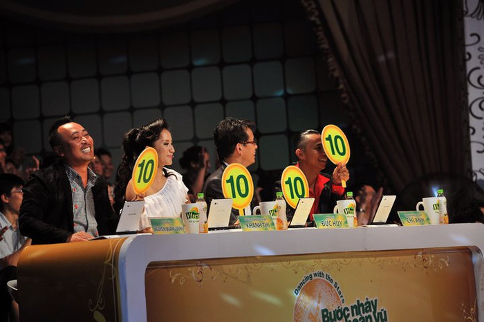 Chí Anh: Che thế này thì dù có cười cũng không hở 10 cái răng đâu nhé. Chí Anh: Che thế này thì dù có cười cũng không hở 10 cái răng đâu nhé.