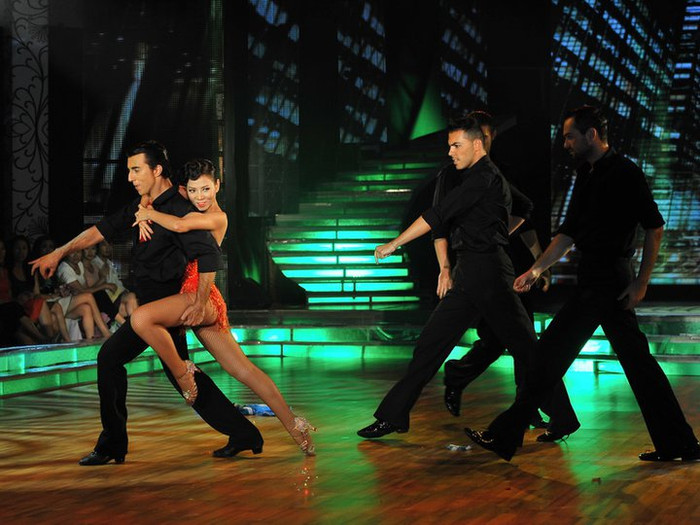 Thu Mình: Em theo anh này.... Thu Mình: Em theo anh này....