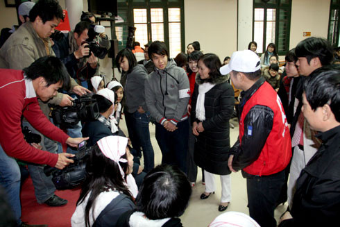 Anh cùng trò chuyện và xem các em học sinh tập sơ cứu, băng bó vết thương. Lý Liên Kiệt còn hướng dẫn các em học sinh băng bó sao cho đúng. (Ảnh: Dân Việt) Anh cùng trò chuyện và xem các em học sinh tập sơ cứu, băng bó vết thương. Lý Liên Kiệt còn hướng dẫn các em học sinh băng bó sao cho đúng. (Ảnh: Dân Việt)