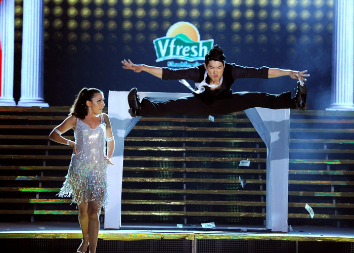 Trương Nam Thành dùng khinh công biểu diễn khiêu vũ. Trương Nam Thành dùng khinh công biểu diễn khiêu vũ.