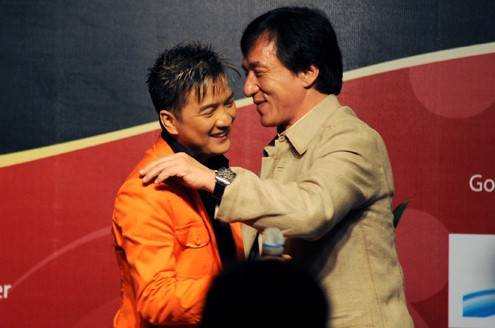 Thành Long lên chúc mừng Đàm Vĩnh Hưng khi anh hát xong một ca khúc. (Ảnh: VNE) Thành Long lên chúc mừng Đàm Vĩnh Hưng khi anh hát xong một ca khúc. (Ảnh: VNE)