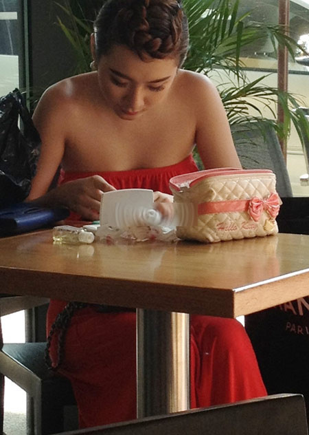 Từ trước đến nay Phương Trinh đều nói rằng cô sinh năm 1994, nhưng thật bất ngờ vào ngày thi tốt nghiệp THPT Phương Trinh không hề đi thi mà lại đi chụp hình. Đến lúc này Angela Phương Trinh mới thừa nhận là cô đã nói dối thêm một tuổi (thực tế Phương Trinh sinh năm 1995) để đủ 18 tuổi thì sẽ không bị mọi người phản đối khi yêu người lớn tuổi. (Ảnh:kênh 14) Từ trước đến nay Phương Trinh đều nói rằng cô sinh năm 1994, nhưng thật bất ngờ vào ngày thi tốt nghiệp THPT Phương Trinh không hề đi thi mà lại đi chụp hình. Đến lúc này Angela Phương Trinh mới thừa nhận là cô đã nói dối thêm một tuổi (thực tế Phương Trinh sinh năm 1995) để đủ 18 tuổi thì sẽ không bị mọi người phản đối khi yêu người lớn tuổi. (Ảnh:kênh 14)