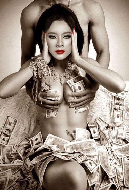 Angela Phương Trinh và bức ảnh nude bị cư dân mạng ghép mặt. (Ảnh: Eva) Angela Phương Trinh và bức ảnh nude bị cư dân mạng ghép mặt. (Ảnh: Eva)