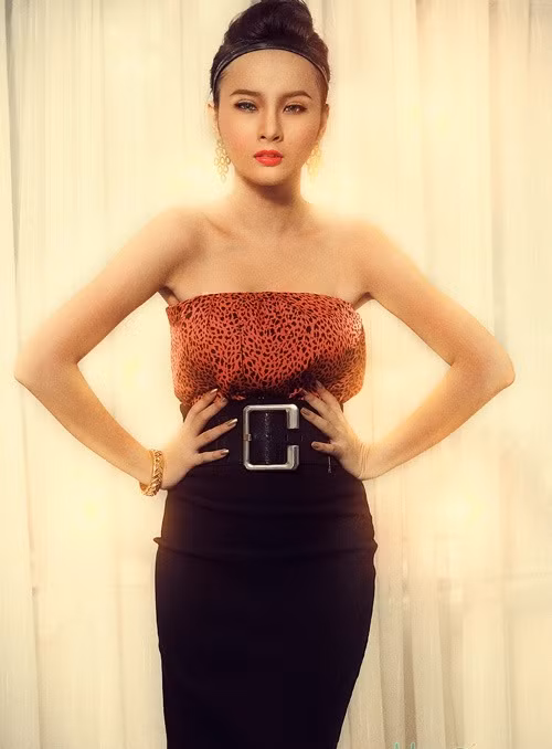 Gần đây cái tên Phương Trinh càng trở nên 'hot' hơn bao giờ hết với phát ngôn có đại gia sẵn sàng bỏ ra 20.000 USD chỉ để được gặp tôi. Khán giả chỉ biết ngán ngẩm vì đây không phải là lần đâu tiên Phương Trinh phát ngôn gây sốc. (Ảnh: Ngôi sao)