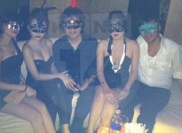 Mối tình giữa Angela Phương Trinh và "đại gia" Dũng xoăn cũng đã tốn không biết bao giấy mực của báo chí. (Ảnh: Ngôi sao) Mối tình giữa Angela Phương Trinh và "đại gia" Dũng xoăn cũng đã tốn không biết bao giấy mực của báo chí. (Ảnh: Ngôi sao)