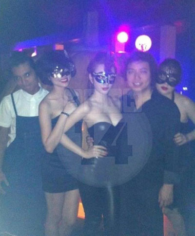 Dù mới 17 tuổi (thực tế khi đó Phương Trinh mới 16 tuổi) Phương Trinh đã theo người yêu vào bar vui chơi cùng bạn bè. (Ảnh: Ngôi sao) Dù mới 17 tuổi (thực tế khi đó Phương Trinh mới 16 tuổi) Phương Trinh đã theo người yêu vào bar vui chơi cùng bạn bè. (Ảnh: Ngôi sao)