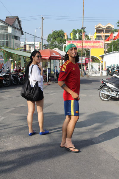 Không những thế anh chàng cầu thủ nghiệp dư này thi thoảng còn đưa vợ đến sân bóng để cổ vũ cho mình.(Ảnh: Xzone)