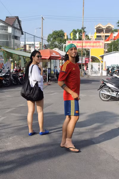 Không những thế anh chàng cầu thủ nghiệp dư này thi thoảng còn đưa vợ đến sân bóng để cổ vũ cho mình.(Ảnh: Xzone)