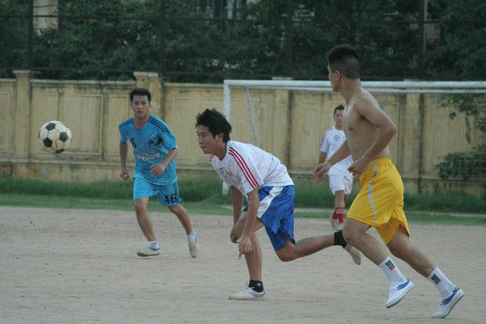 Dù rất bận rộn nhưng nhạc sĩ Hồ Hoài Anh vẫn tranh thủ thời gian ra sân đá bóng vào các buổi chiều. Hiện tại, anh đang là đội trưởng đội bóng nghệ sĩ Hà Nội. (Ảnh: Vietnamnet)