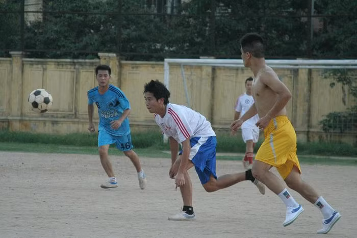 Dù rất bận rộn nhưng nhạc sĩ Hồ Hoài Anh vẫn tranh thủ thời gian ra sân đá bóng vào các buổi chiều. Hiện tại, anh đang là đội trưởng đội bóng nghệ sĩ Hà Nội. (Ảnh: Vietnamnet)