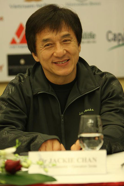 Thành Long hài hước khi nói về việc làm từ thiện của mình: "Người ta từng hỏi Jackie Chan rằng anh có thể làm gì để giúp đỡ những người khó khăn. Tôi mỉm cười: Tôi có thể bán áo phông, bán hết những gì trên cơ thể, kể cả underwear với giá 10 triệu đô la". (Ảnh: Ngôi sao) Thành Long hài hước khi nói về việc làm từ thiện của mình: "Người ta từng hỏi Jackie Chan rằng anh có thể làm gì để giúp đỡ những người khó khăn. Tôi mỉm cười: Tôi có thể bán áo phông, bán hết những gì trên cơ thể, kể cả underwear với giá 10 triệu đô la". (Ảnh: Ngôi sao)
