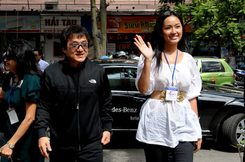 Ngay sau khi đến Việt Nam, Thành Long không kịp nghỉ ngơi, anh cùng hoa hậu Mai Phương Thúy đến thăm bệnh viện Việt Nam - Cu Ba (nơi có rất nhiều trẻ em đang cần phẫu thuật tìm lại nụ cười). (Ảnh: Hoàng Hà) Ngay sau khi đến Việt Nam, Thành Long không kịp nghỉ ngơi, anh cùng hoa hậu Mai Phương Thúy đến thăm bệnh viện Việt Nam - Cu Ba (nơi có rất nhiều trẻ em đang cần phẫu thuật tìm lại nụ cười). (Ảnh: Hoàng Hà)