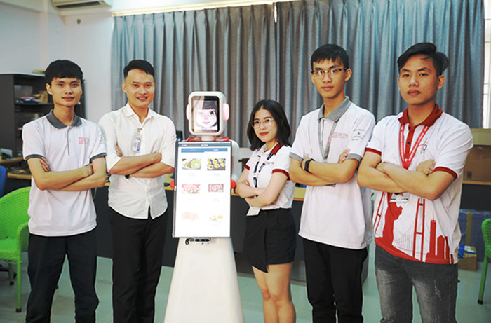Nhóm sinh viên cùng sản phẩm robot thông minh. Ảnh: TH Nhóm sinh viên cùng sản phẩm robot thông minh. Ảnh: TH