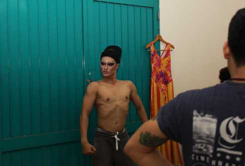 Lâm Vinh Hải cũng nghịch ngợm "khoe thân" trong lúc hóa trang trong hậu trường.