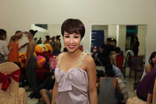 Trông cô vô cùng rạng rỡ mỗi khi xuất hiện.