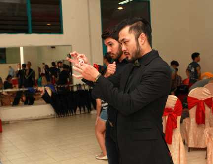 Ảo thuật gia Petey Majik tập dợt lại tiết mục ảo thuật trước khi trình diễn trên sân khấu.