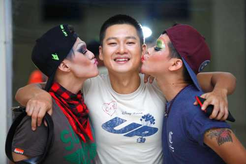 Johny Huy Trần và Lâm Vinh Hải ôm hôn Đức Tuấn