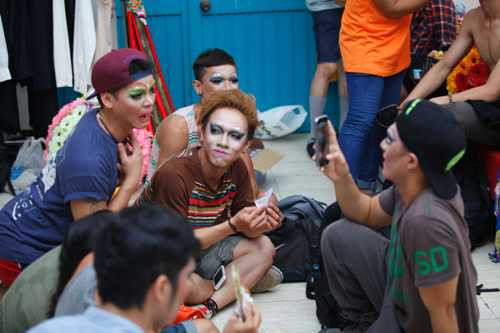 Các vũ công chuẩn bị sẵn sàng cho tiết mục nhạc kịch có sự xuất hiện của Uyên Linh.