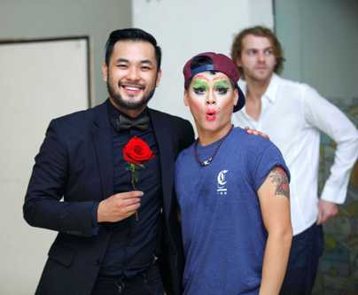 John Huy Trần nghịch ngợm bên cạnh ảo thuật gia điển trai Petey Majik Nguyễn.