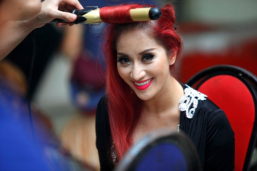 Kiện tướng dancesport Khánh Thi được chăm chút khá kĩ cho tiết mục xuất hiện cùng Đức Tuấn