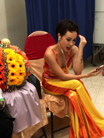 Uyên Linh chăm chú tập lại lời bài hát.