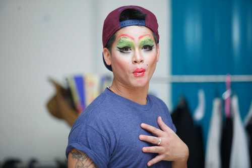 Tạo dáng nữ tính của John Huy Trần.