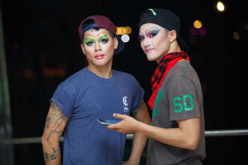 Cả hai trang điểm khá lạ cho một tiết mục nhạc kịch.