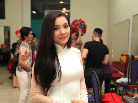 Ca sĩ Ngọc Anh dịu dàng nữ tính với áo dài.