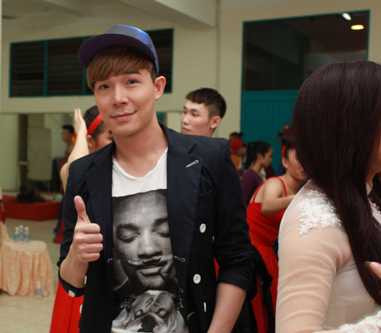 Ca sĩ Nathan Lee cũng đến để ủng hộ Đức Tuấn.