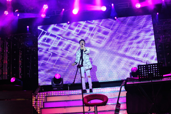 Mở đầu chương trình, Sơn Tùng M-TP xuất hiện bất ngờ với ca khúc hit mang tên “Nắng ấm xa dần”.